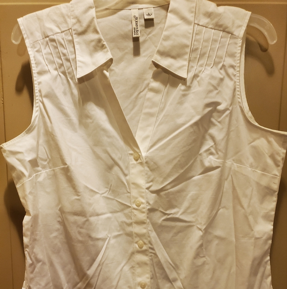 Sleeveless v neck white top